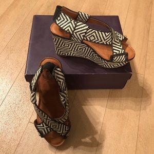Lucky brand Koko wedge woven black & white size 6M